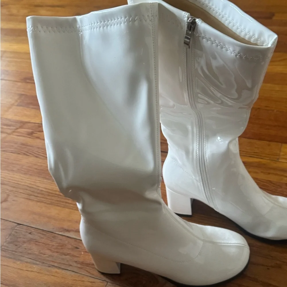 Chic White Patent Leather Heeled Boots - Picture 3 of 5